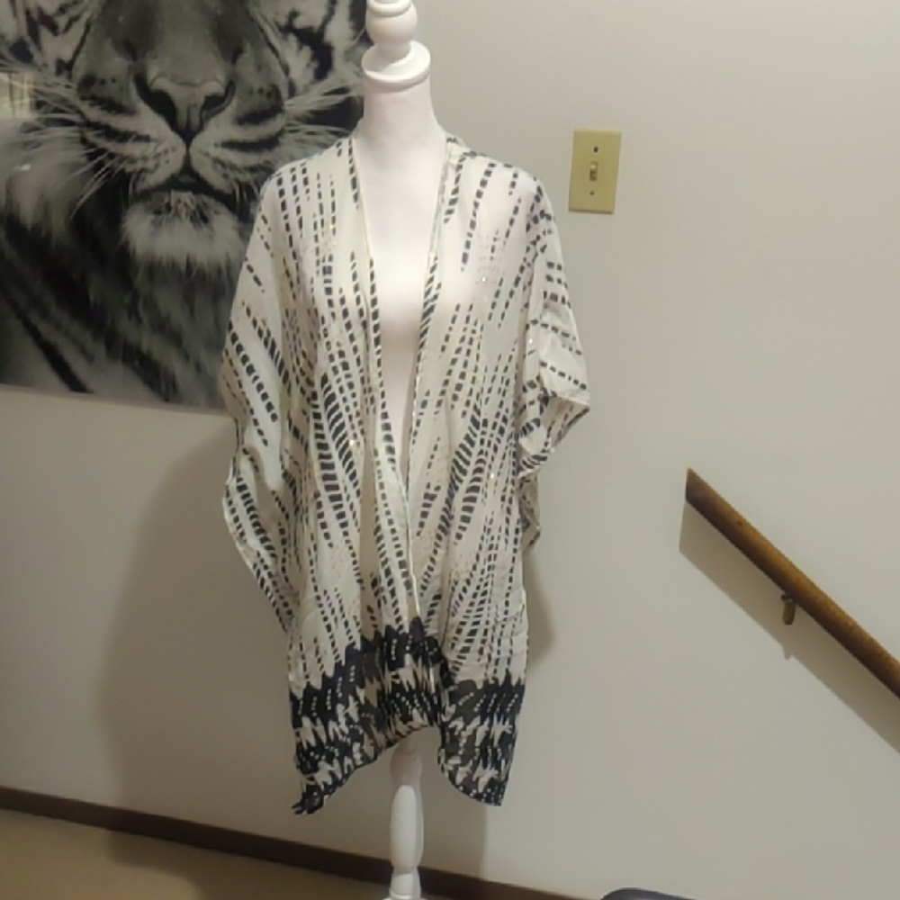 Shore Drive Black and White Kimono